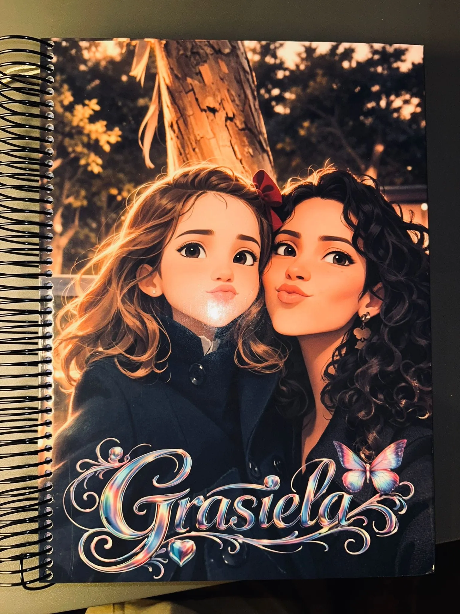 Agendas personalizadas feitas à mão, com capas ilustradas e o nome de quem as recebe