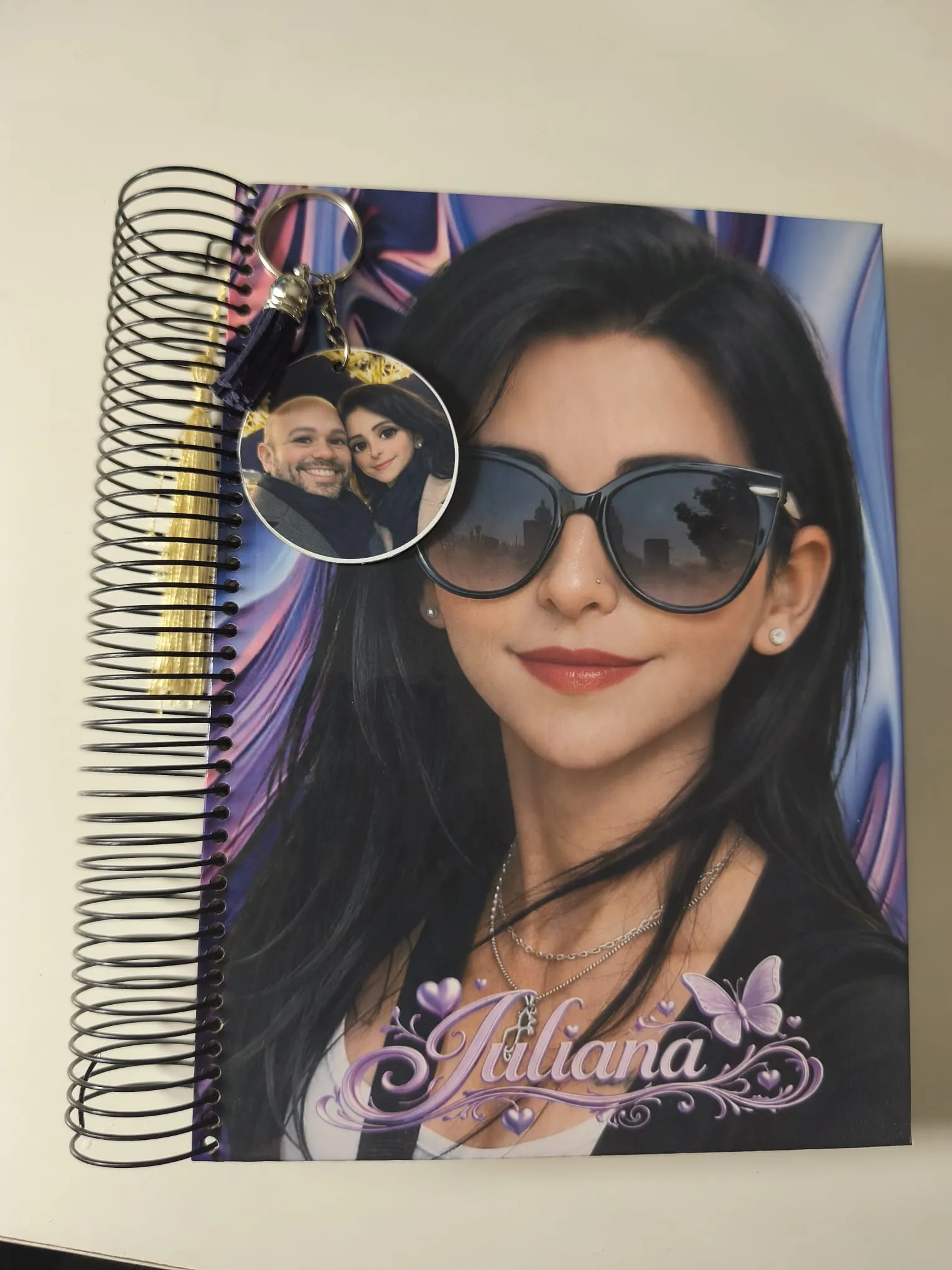 Agenda com capa ilustrada da Juliana e pendente com a foto do casal